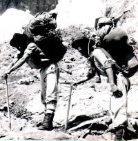 Victorino (l) als Träger, 1957